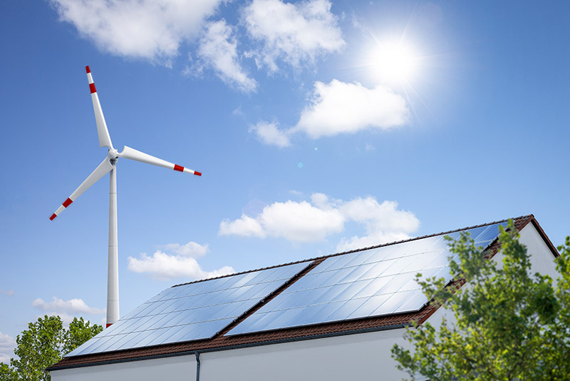 Painéis solares em telhado residencial para comparar propostas de energia solar