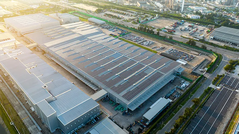 Telhados com painéis solares no interior do Brasil