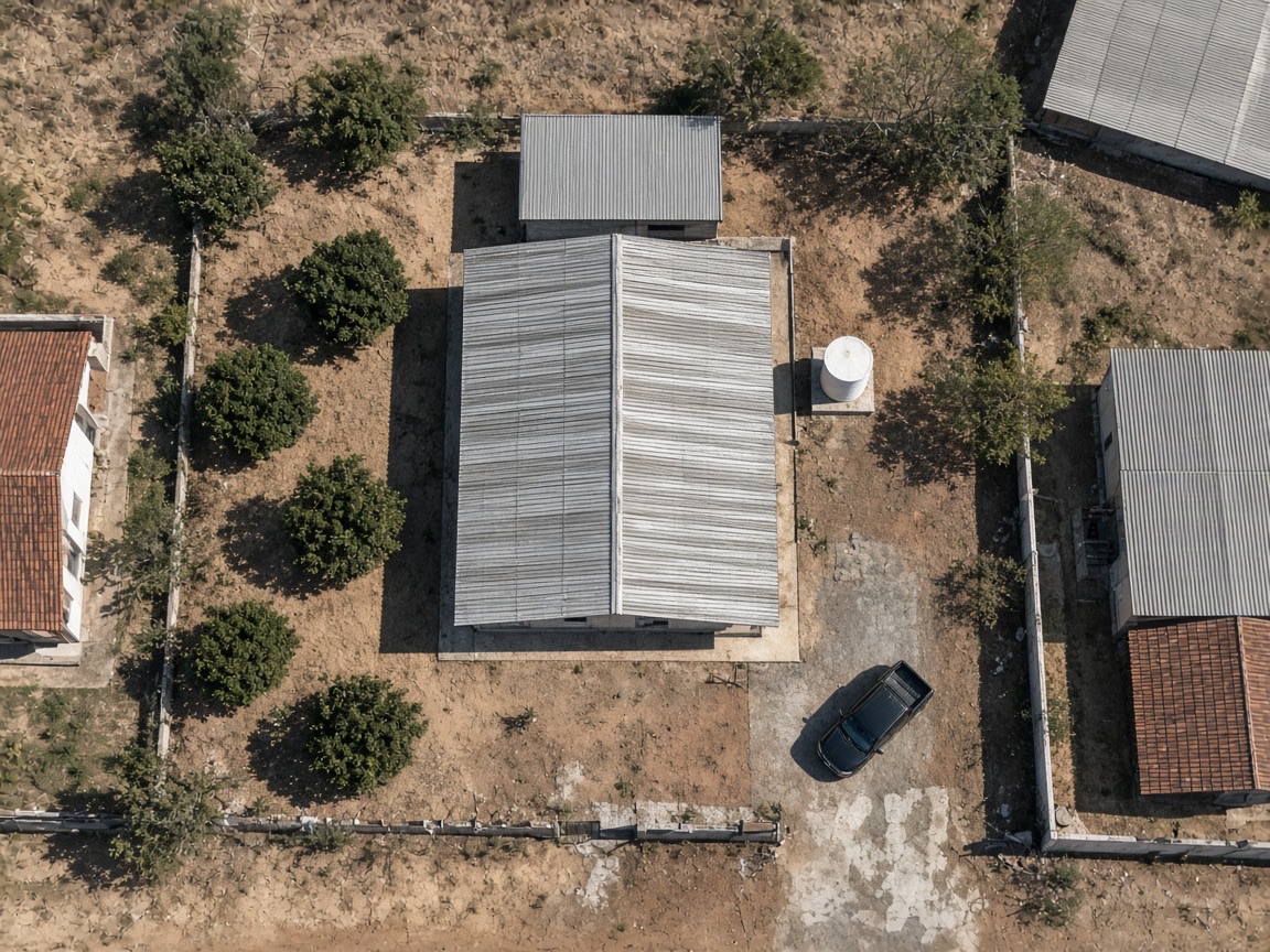 Telhado de telha metálica visto de cima, ainda sem painéis solares